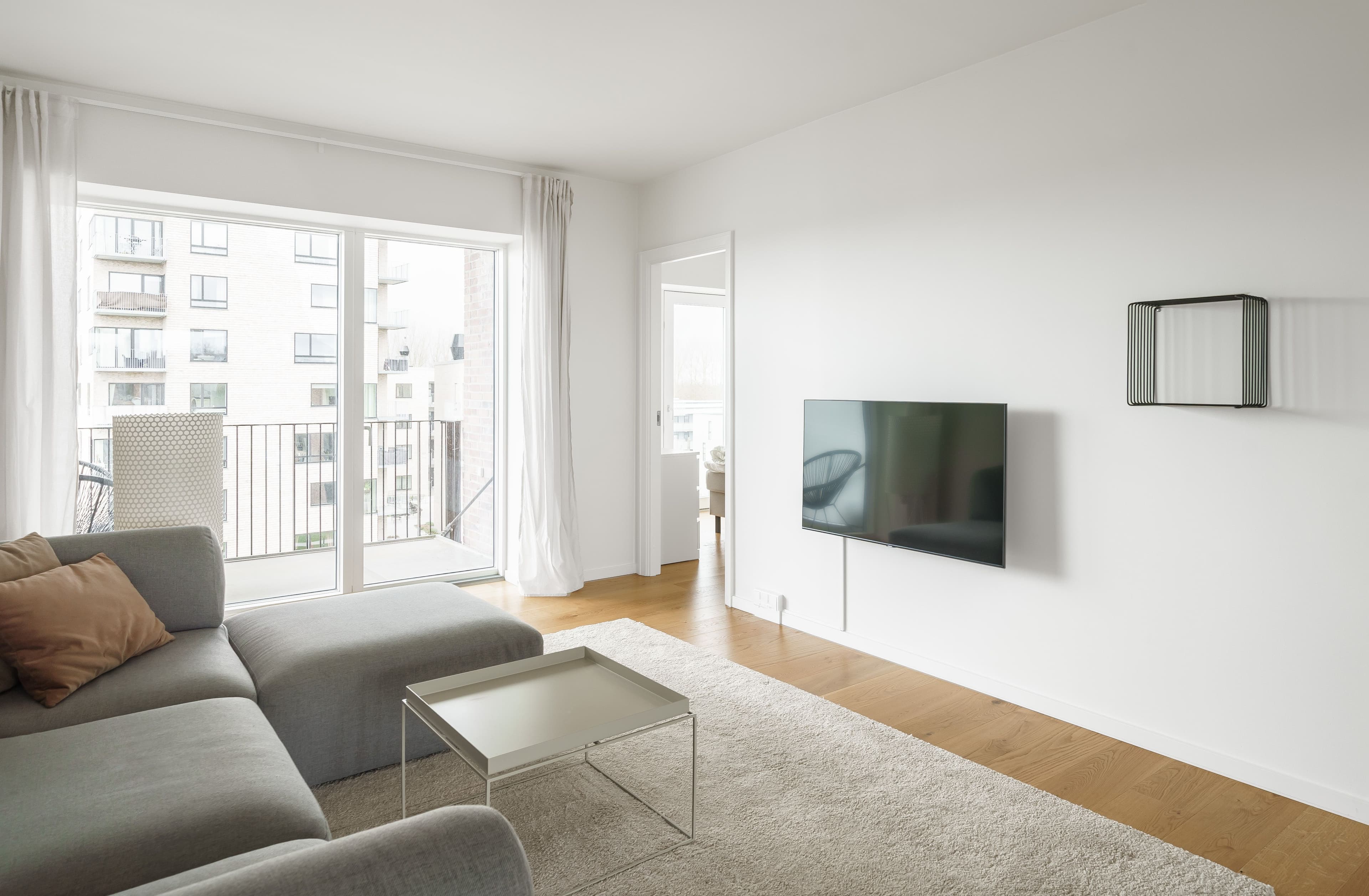 A cosy livingroom with a rug