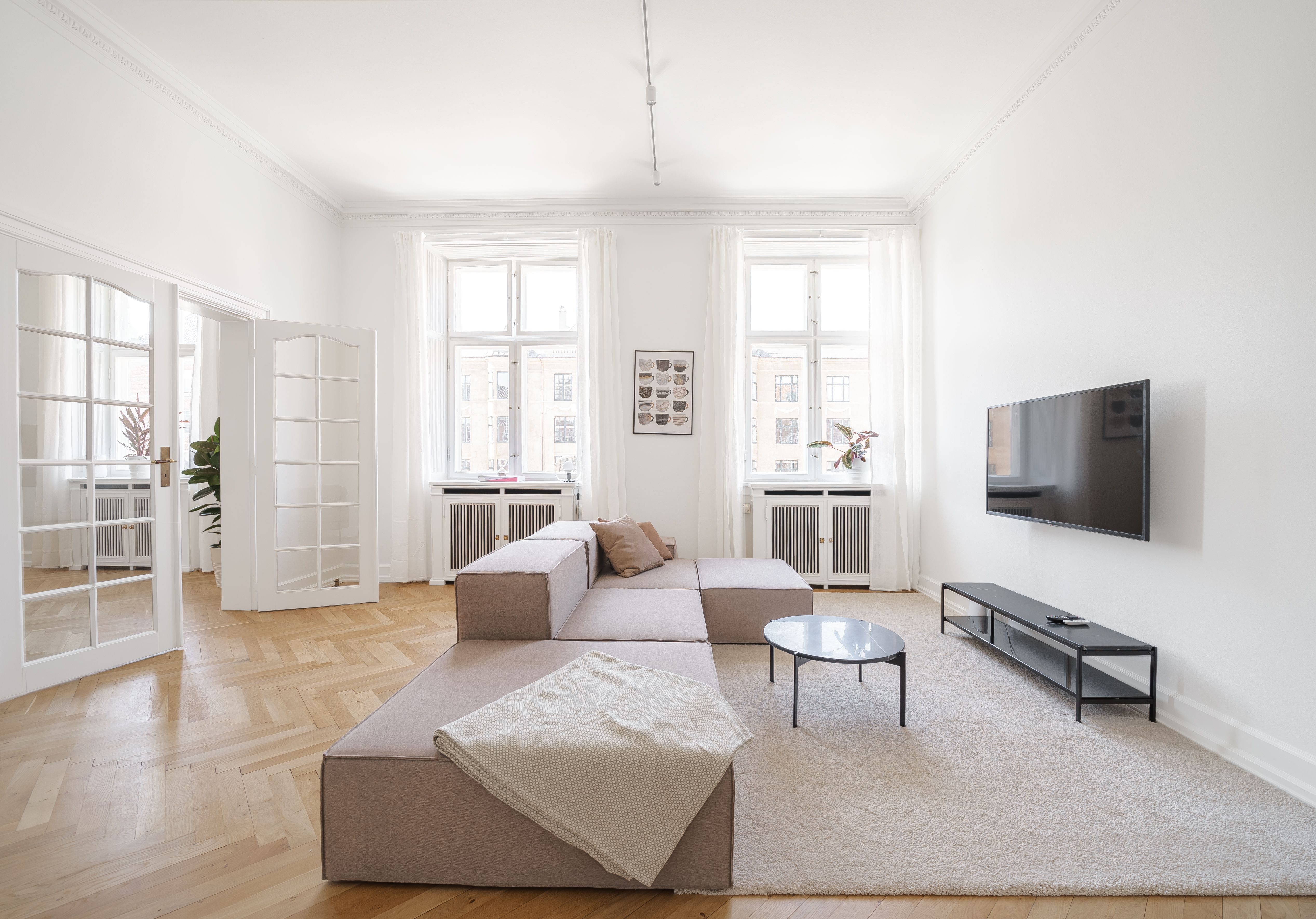 Lys stue i en Movinn-lejlighed